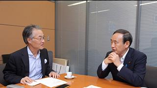 長谷川幸洋コラム【第62回】消費税再引き上げ、中・露・韓外交、北朝鮮拉致問題---内閣改造後の課題を「大黒柱」菅義偉官房長官に訊く！