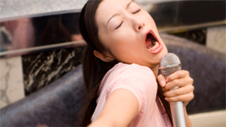 忘年会シーズン真っ只中！「カラオケ」で引かれるのはこんなタイプ！