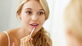 自分で見ている自分の顔と他人から見たときの自分の顔は全然違う！？他者目線を意識したメイクを試みよう！