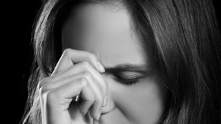 要注意！気になりだすと止まらない、若白髪の原因とは？？