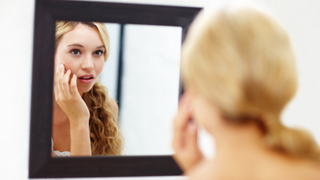 大人の肌の招かざる客…。吹き出物を招かない肌作り！