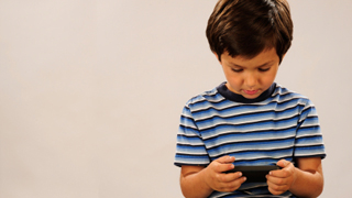 スマホやタブレットを操る子ども達…その影響とは？