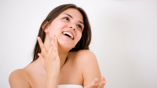 化粧水をつけるのは手？コットン？正しいお手入れの方法・効果的な手の使い方偏