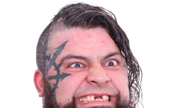 “新・入れ墨モンスター”シュラックのデスマッチ・メタルに震えろ■アメプロインディ通信「フリーバーズ」