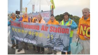 「クローズ、フテンマ」／米退役軍人、基地前抗議に参加