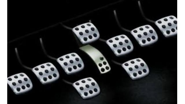 アクセル踏み間違い率５分の１に　新型ペダル装置開発