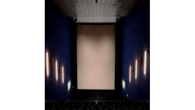 スマホ時代反映　縦長映画館オープン　横浜