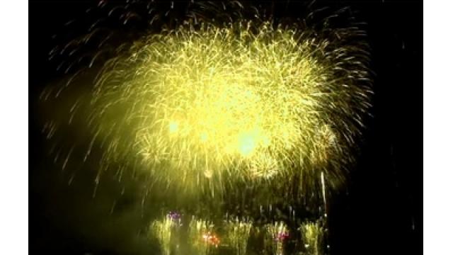 夜空に静かな大輪８千発　サイレント花火大会　兵庫・しじまヶ浜