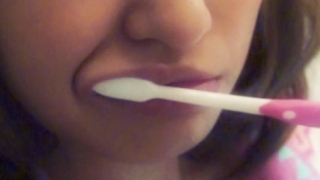 歯磨き中の女子は変顔か？検証動画