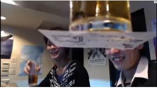 ダーツバー店長生主がもらった名刺をコースター替わりに。