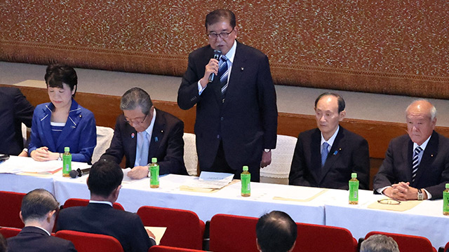 【自民の愚かすぎる党内政局】“高市首相”潰し「石破居座り」の姑息／「退陣は誤報」美声秘書官は読売・毎日に「口利かない」