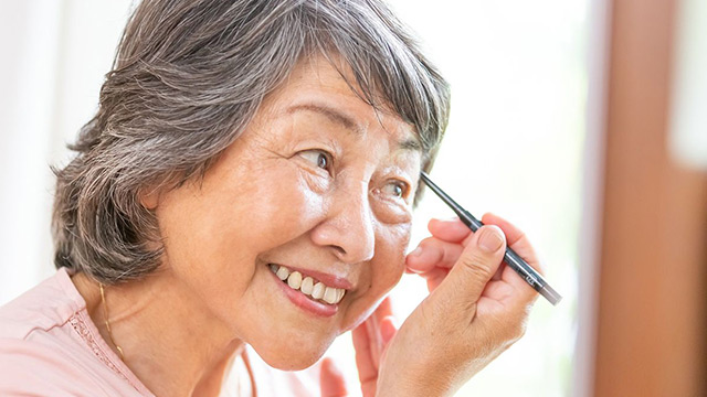 【図解付き】オバ見え脱却！マイナス10歳のメイク術「眉毛」「ベースメイク」を変えるだけ 巣鴨のカリスマ・船津有史が指南《男性も必読》