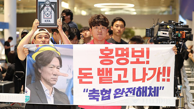 THIS WEEK【国際】“海外逃亡”W杯監督が国会へ　韓国「大統領すら訴追」の熱量