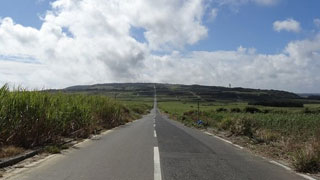 サトウキビ畑に囲まれた喜界島の一直線道路