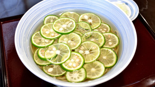 函館で人気の「すだちの冷かけそば」