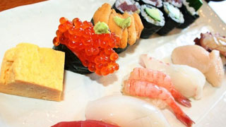 激レア珍味、マンボウの腸もあるよ！