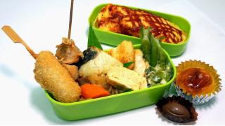 商店街の惣菜だけで作った弁当が豪華すぎると俺の中で話題に