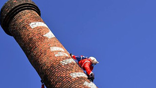 お巡りさんこっちです！赤い服のおっさんが煙突に…