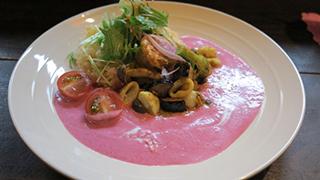 国立では、ピンク色のカレーが食べられるぞ！