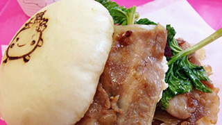 萌えるコト間違いなしの白いバーガーが姫路城前で売られてる件。