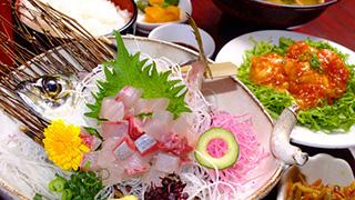 生簀に入った新鮮な魚介を群馬で堪能