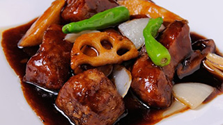 那須産豚をじっくり煮込んだ名物の酢豚は必食！