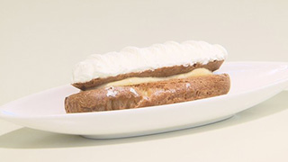 1日140個も売れちゃう、生クリームONなエクレア。