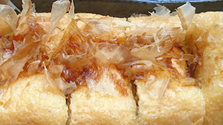 豆汁ジュワー！ソウルフード「栃尾あぶらげ」は揚げたてをどうぞ。