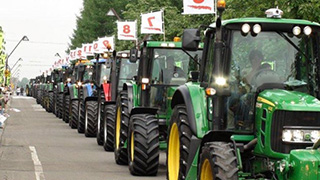 トラクターの大行進！肥沃な大地で行われる、圧巻の国際レース