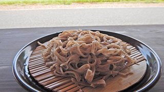 そば畑を見ながらそばを食べる…至福のときをご紹介。