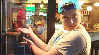 ノリノリでいこうぜ！英会話教室の先生たちがいる国際派カフェ。