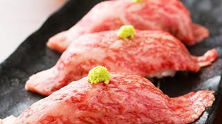 黒毛和牛にぎり324円！焼肉店ならではの旨味。