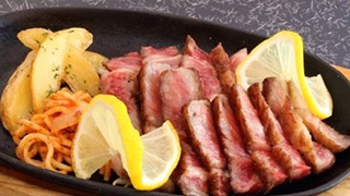 パパん家でいただくランチが、肉肉しててこれまたうまい。