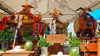 総勢13騎の神輿が一堂に会する。その装飾、4,000万円 ※当時価格