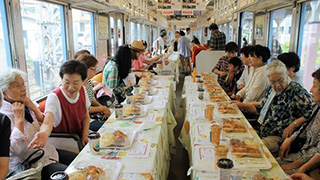 まるで女子会 in 電車！ひたすら地元スイーツを満喫。