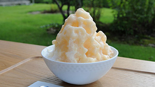 ジューシーで甘くて…超贅沢な期間限定の桃かき氷。