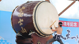 轟け、和の鼓動！世界最大級の和太鼓が鳴り響く圧倒的パフォーマンス。