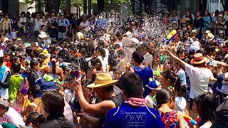 大人もまじって、水かけあっちゃう無邪気な俺たち。