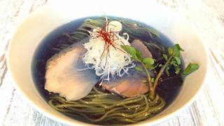 かき氷と青色のラーメン…うん、ベストマッチっしょ！