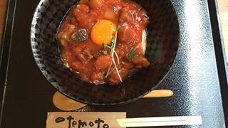 もちもちうどんとトマトと夏野菜。辛味と旨味がマリアージュしちゃう！