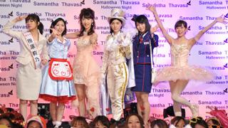 キュートなウェイトレスやセクシーキャバ嬢など、AKB48がハロウィーンイベントにサプライズ登場