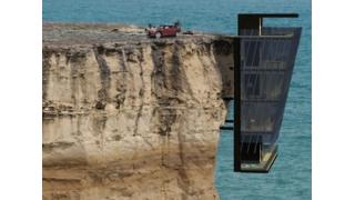 なぜそこに建てたのか理解不能、すごいデンジャラスな場所にある別荘