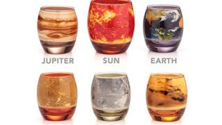 吸い込まれそうな美しさ 太陽系の惑星を再現したグラスセット