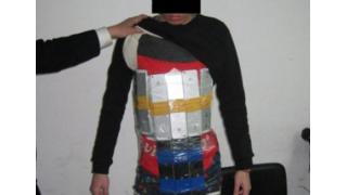 「iPhone」94台を体に巻きつけて密輸しようとした「アイフォンマン」逮捕