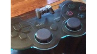 収納スペースもバッチリ　PS3コントローラを再現したハンドメイド・テーブル