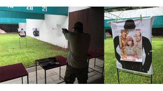 海外の射撃場で変態オヤジに迫られる美女のイラストをターゲットにする天才が現れる！守らなきゃ（使命感）