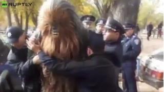 ウクライナ警察にチューバッカが逮捕される　市長選挙でダースベイダー候補を応援