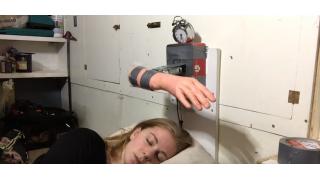 叩き起こす、文字通りに　アラームを止めるまで顔面ビンタを繰り返すという最強の目覚まし時計が開発される