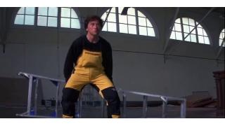 歯ブラシ、脚立、生魚にトウモロコシまで！アクション映画で採用されたエクストリーム武器バトルまとめ