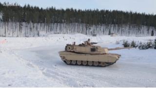 「戦車でドリフトはできるのか？」にアメリカ海兵隊が回答　主力戦車「エイブラムス」で雪上ドリフトを披露
